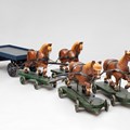 Pferdefuhrwerk aus Holz als Kinderspielzeug