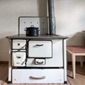 Historischer Herd zum Kochen mit Holz, mit Kochtopf und Ofenrohr