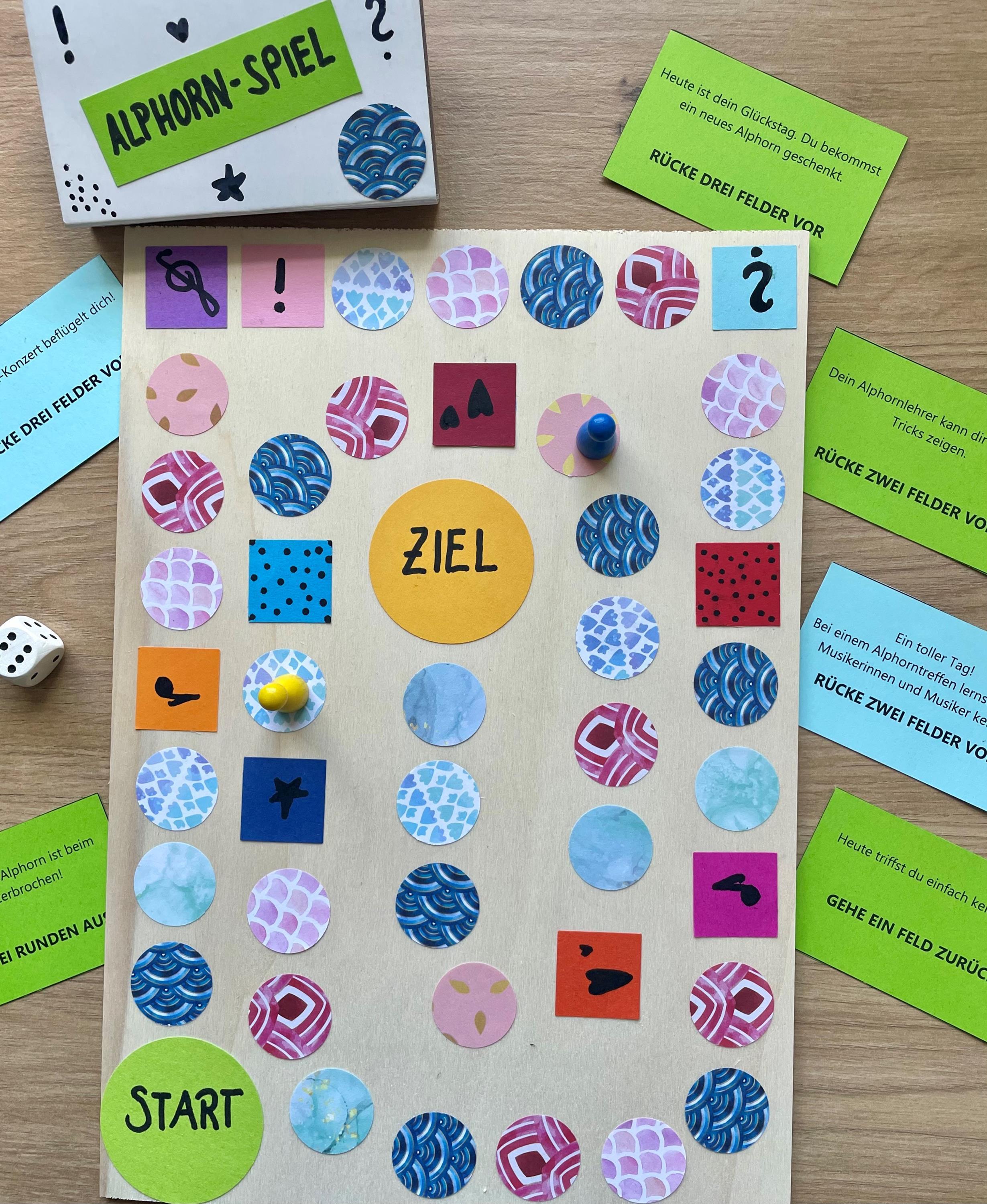 Brettspiel aus Holz mit bunten Symbolen und Karten aus Papier