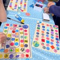 Basteltisch mit Platte und Klebepunkten für Brettspiel