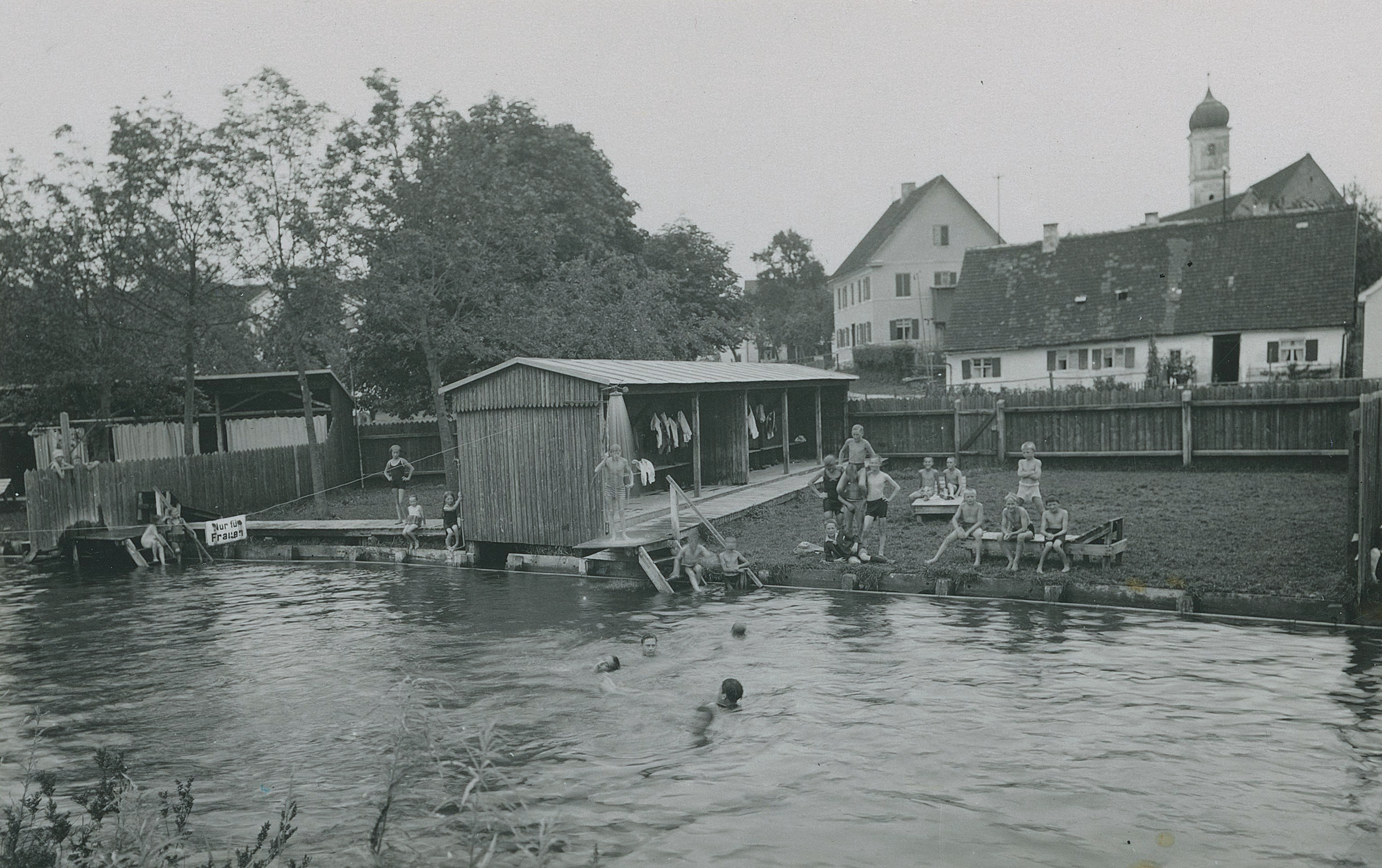 Lebensader Kammel: Dass der Fluss schon früher ein beliebtes Freizeitziel war, beweist diese Aufnahme des Krumbacher Flussbades um 1925.