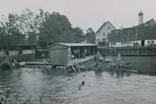 Lebensader Kammel: Dass der Fluss schon früher ein beliebtes Freizeitziel war, beweist diese Aufnahme des Krumbacher Flussbades um 1925.